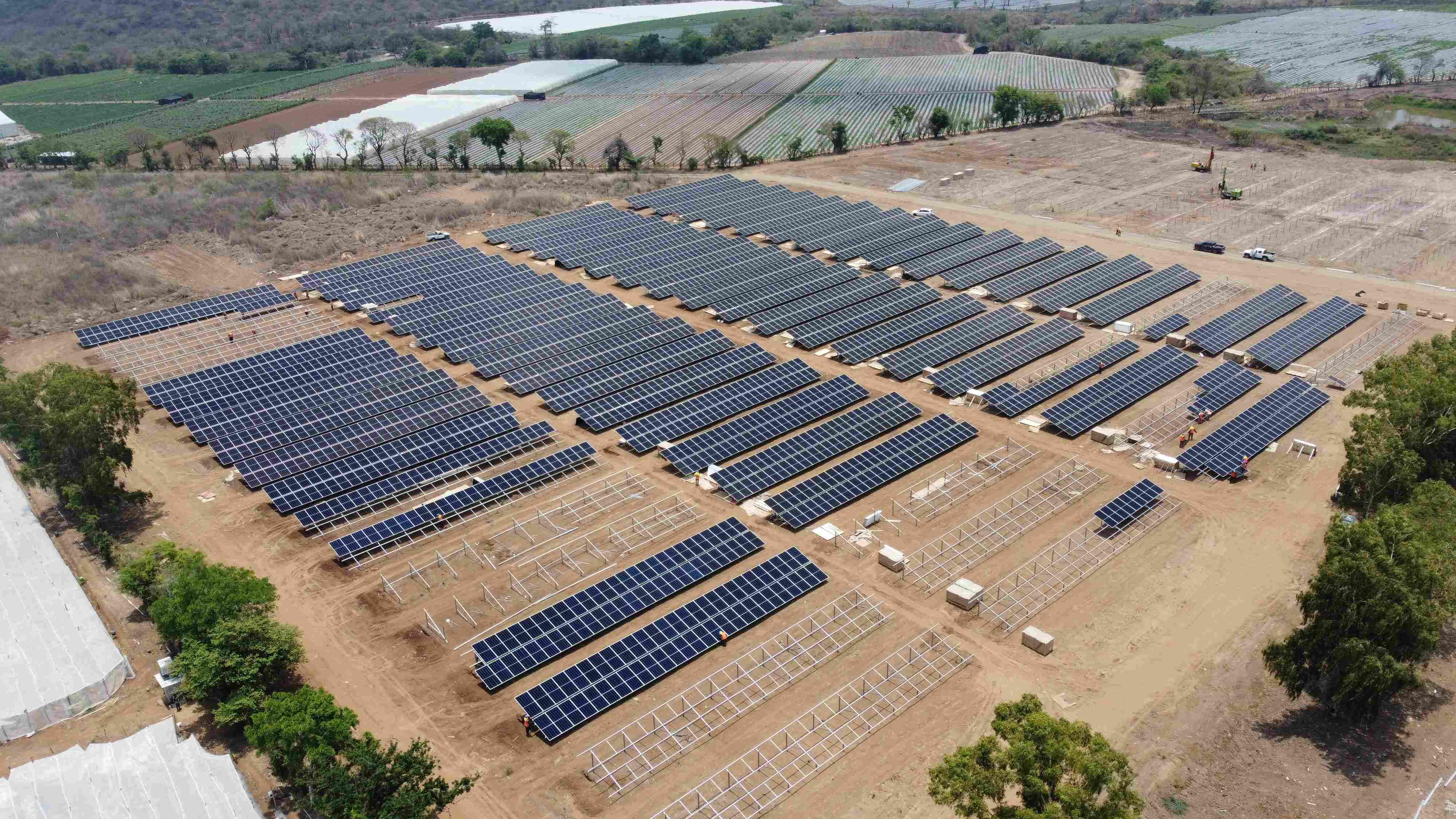 Vista aérea del Parque Solar Jutiapa mostrando la instalación completa de paneles solares