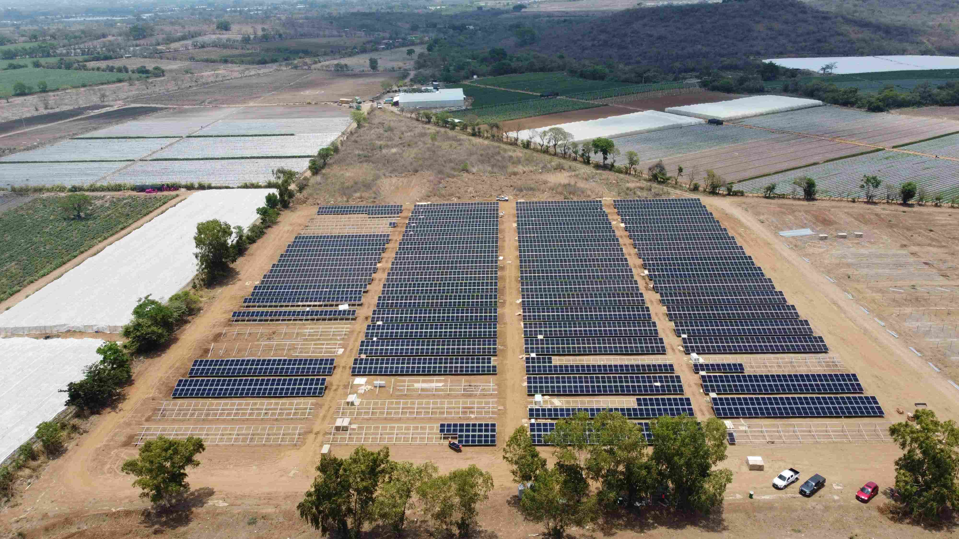 Vista aérea del Parque Solar Jutiapa desde otro ángulo mostrando los paneles y campos agrícolas circundantes